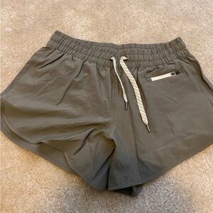 Vuori Clementine 2.0 Shorts 2.5” size S